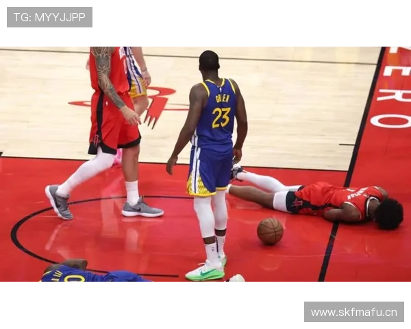 乔丹·汤普森赛后背着名牌行李箱走人，旁边球迷捧着泡面，这反差有点刺眼