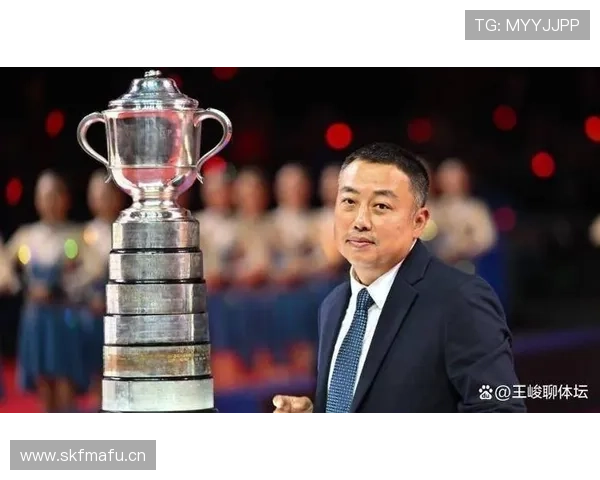 刷到刘国梁拎着小塑料袋出现在路边，我差点以为认错人