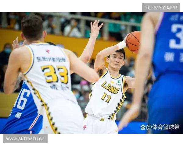 孙铭徽比赛间隙居然带着助理逛街买包，我都快认不出篮球场上的那个拼命三郎了