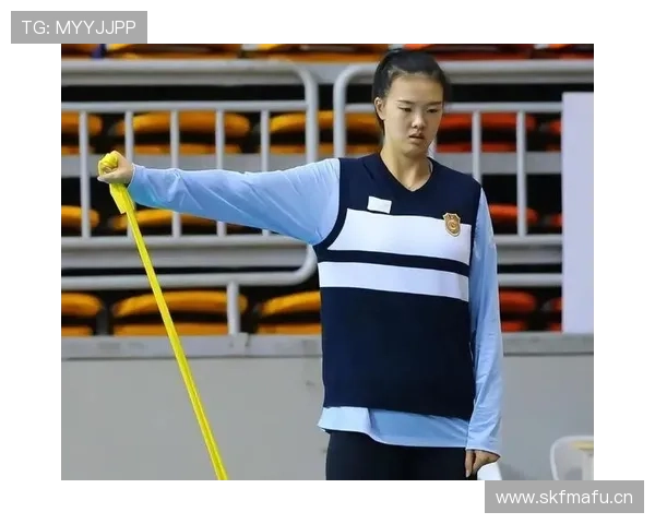 张常宁在家叠衣服都像在走秀