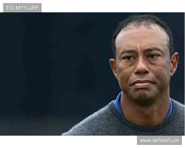 泰格·伍兹打完球回家那一刻，厨房摆得比五星酒店还讲究——我端着泡面默默关掉手机